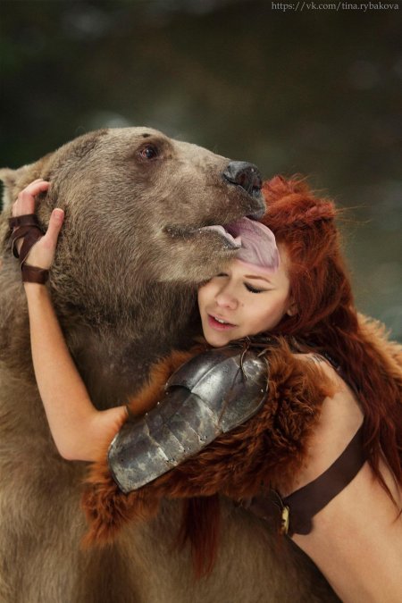 Девушка обнимает медведя