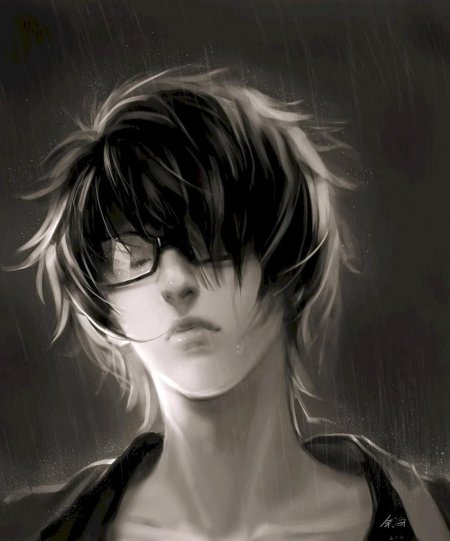 Темноволосый парень в очках