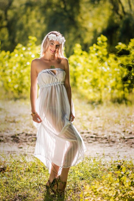 Девушка в прозрачном платье