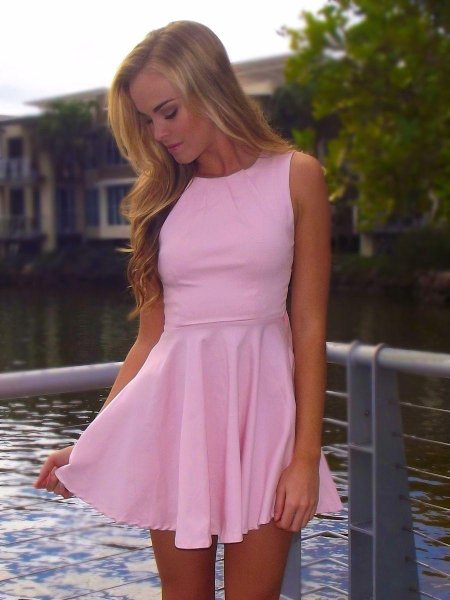 Простое розовое платье