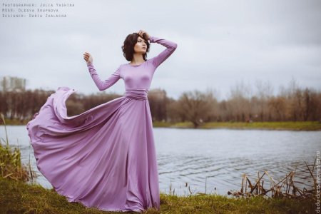 Девушка в лиловом платье