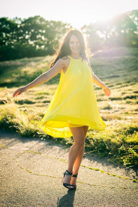 Красивая девушка в желтом платье