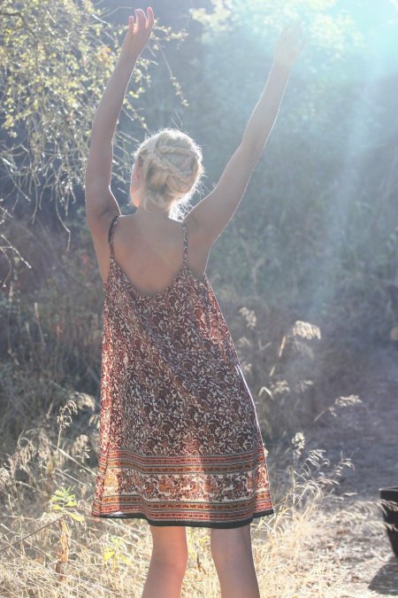 Девушка в просвечивающем платье