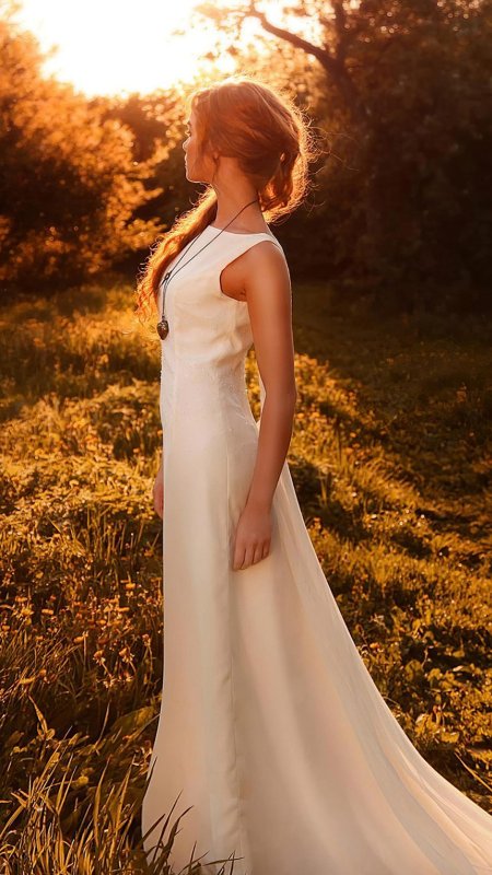 Девушка в длинном платье