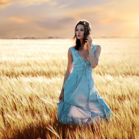 Красивая девушка в платье