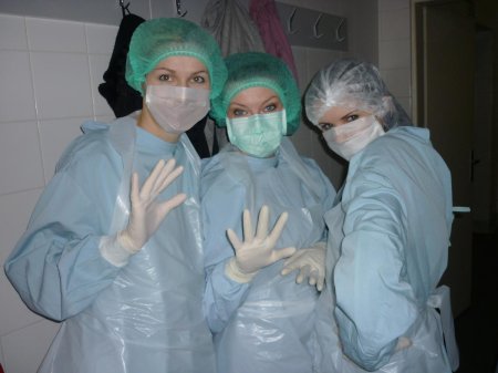 Медсестра в операционной перчатках