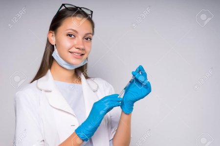 Девушка в медицинских перчатках