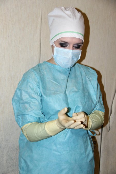 Девушка в медицинских перчатках