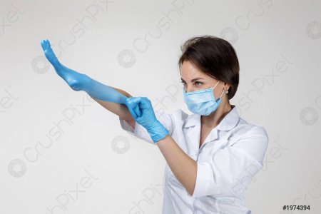 Девушка в медицинских перчатках