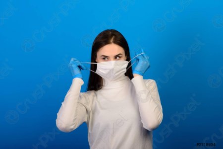 Девушка в медицинской маске и перчатках