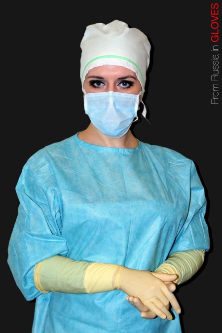 Операционная медсестра в перчатках