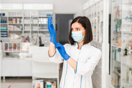 Фармацевт в маске