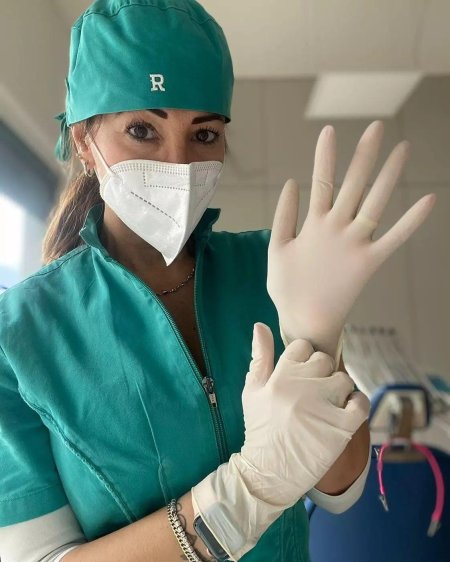 Медсестра резиновые перчатки