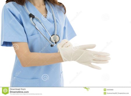 Врач в перчатках