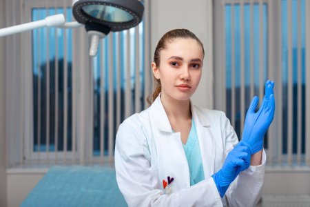 Девушка в медицинских перчатках