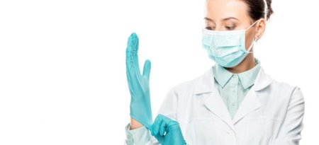 В медицинских перчатках и маске