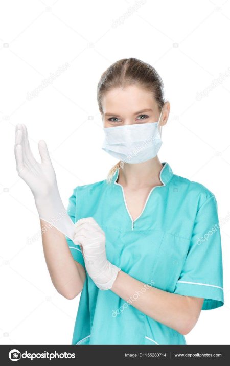 Женщины в медицинских перчатках