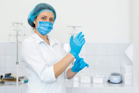 Медсестра в маске и перчатках
