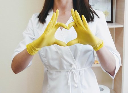 Девушка в резиновых перчатках