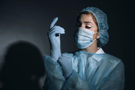 В медицинских перчатках