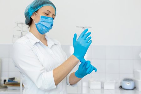 Медсестра в резиновых перчатках