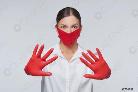 Красные перчатки медицинские