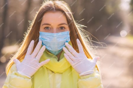 Девушка в медицинской маске