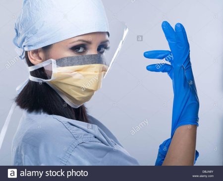 Медсестра в маске и перчатках