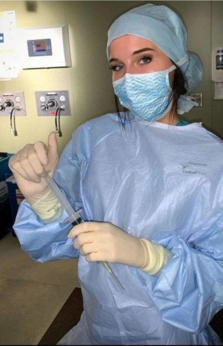 Врач со шприцем