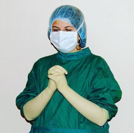 Операционная медсестра в перчатках