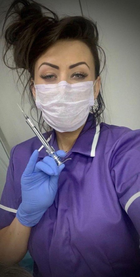 Медсестра со шприцем