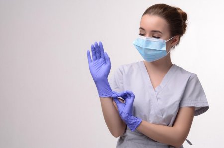Девушка в медицинских перчатках