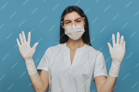 Медсестра в перчатках