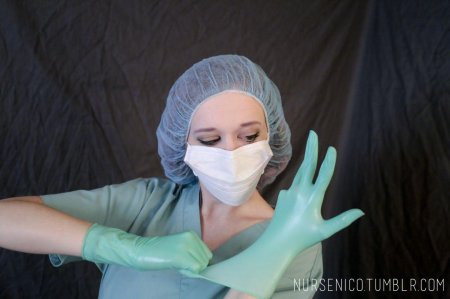 Операционная медсестра в перчатках