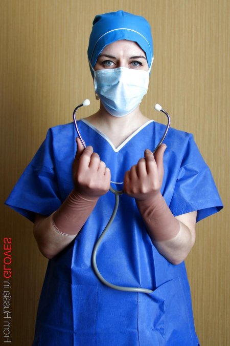 Женщины в хирургических перчатках