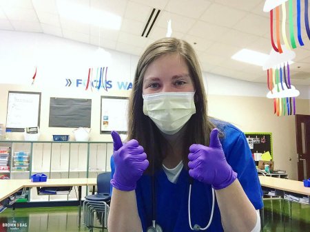 Медсестра в перчатках