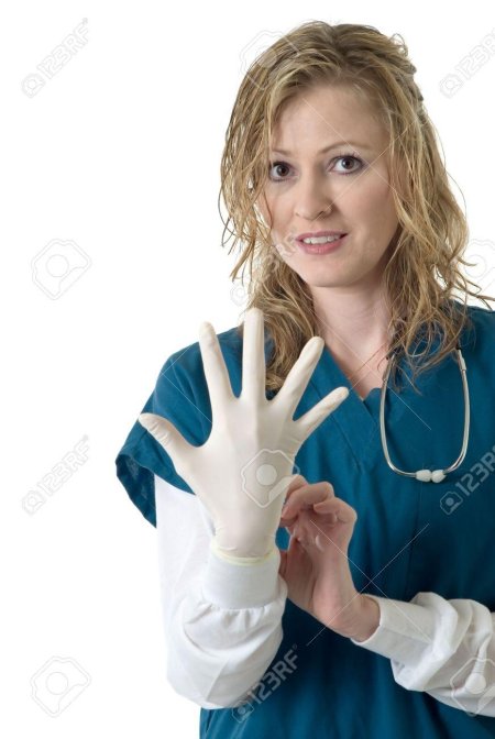 Женщина врач в перчатках