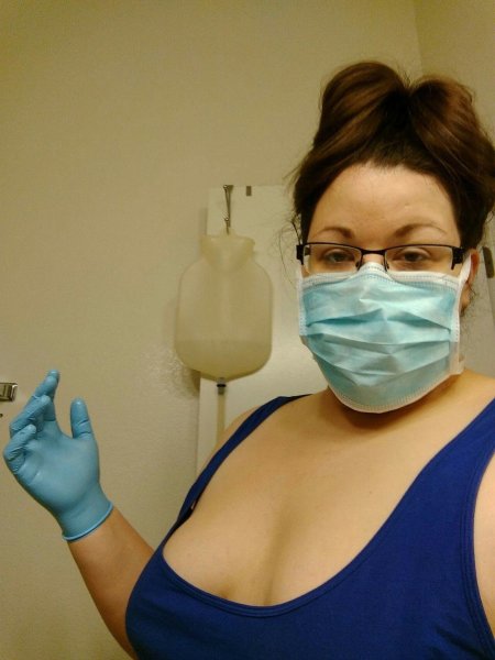 Женщины в медицинских перчатках