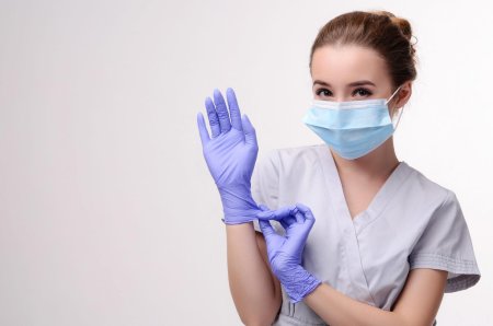 Девушка в медицинских перчатках