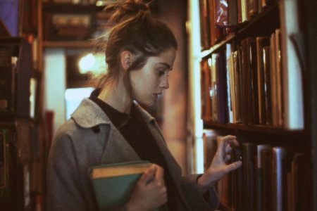 Девушка в библиотеке