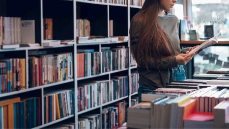 Девушка в библиотеке