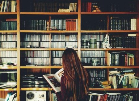 Девушка с книгами