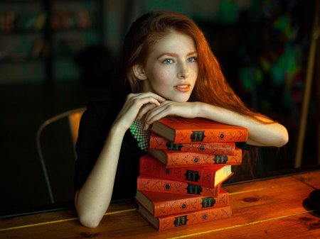 Девушка с книгами