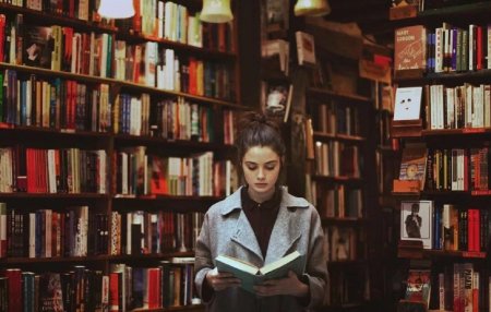 Девушка в библиотеке