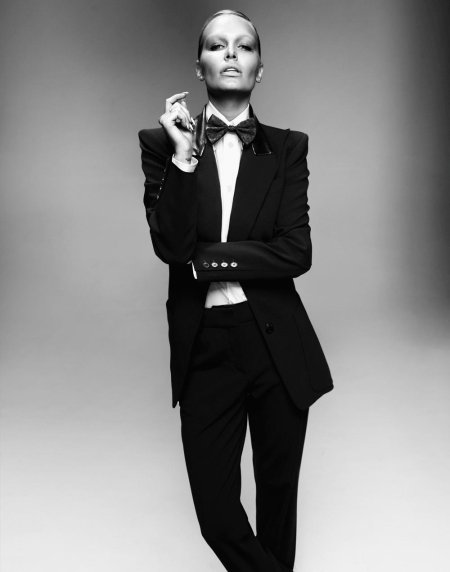 Девушка в мужском костюме