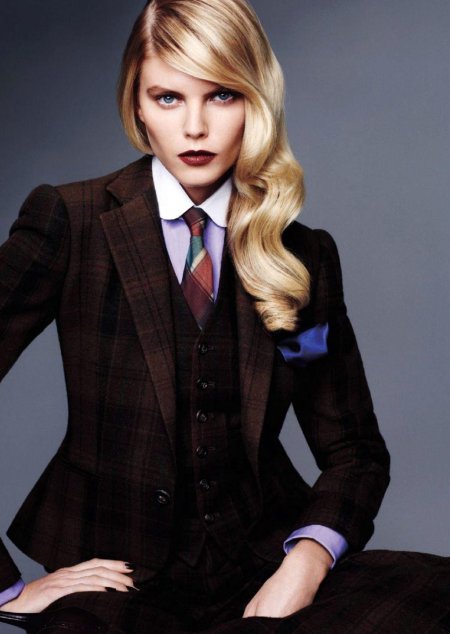 Женщина в костюме с галстуком