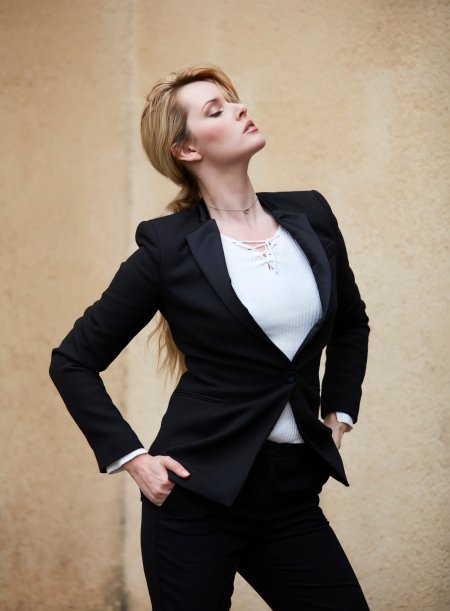 Девушка в классическом костюме