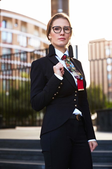 Строгая женщина