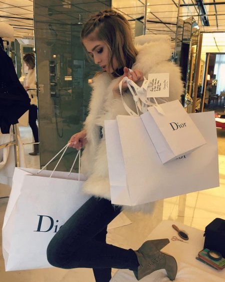 Девушка с пакетами