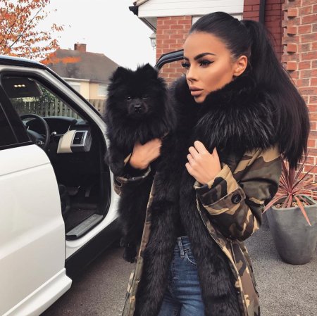 Богатая девушка брюнетка